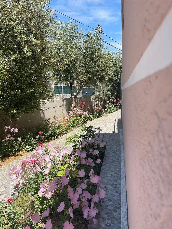 Rent Rooms Loren Vlore