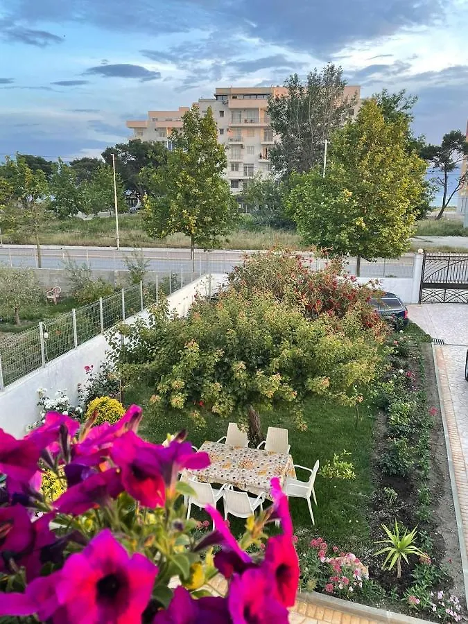 Rent Rooms Loren Vlore